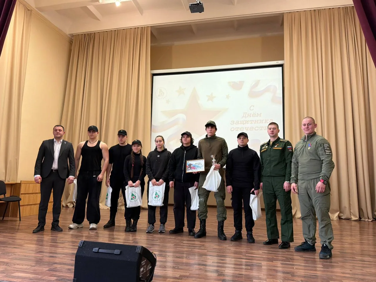 "Упал - отжался": военно-спортивный праздник прошёл в медколледже  💥 На один день студенты СОМК в Ек