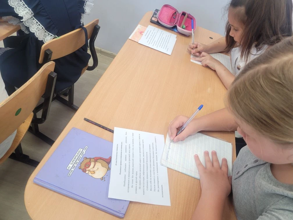 🌞 Летние каникулы — время безопасности и творчества!  Ребята из 2 "А" класса перед началом летних ка
