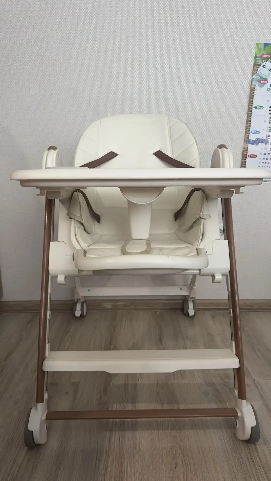 Стульчик для кормления Happy Baby Berny V2. Полный комплект. Стул целый, без ремонта.