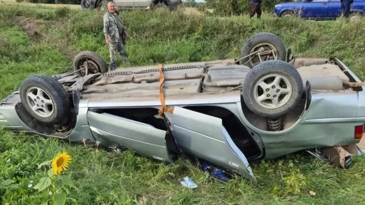 Спасатели оказали помощь бабушке и внучке после ДТП на алтайской трассе.