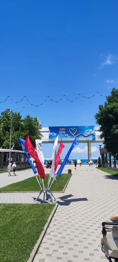С Днём России! 🏖️
Желаю мира, достатка и радости всем нам!
С праздником! 🇷🇺
