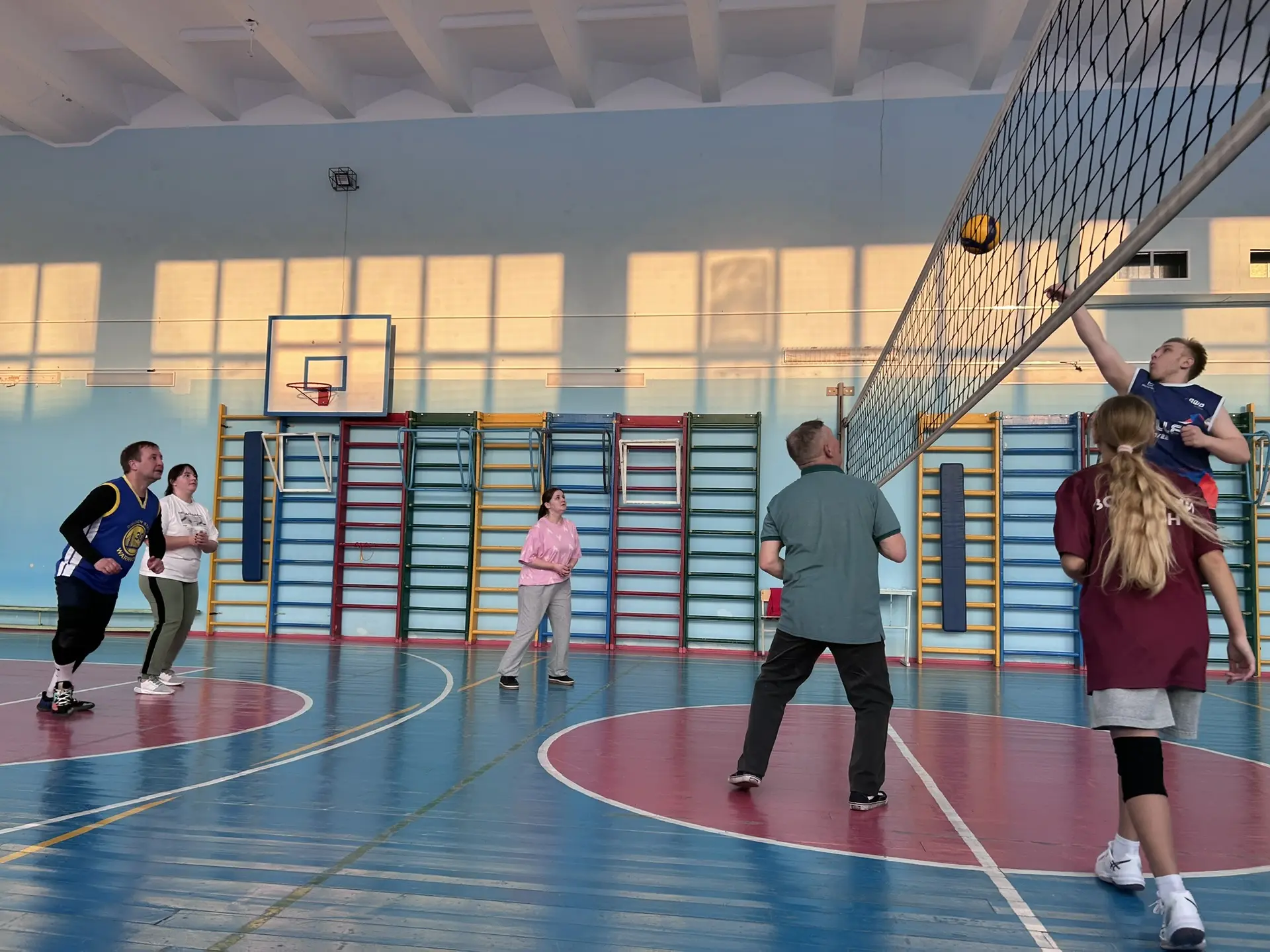 🏐 Товарищеский волейбольный матч в честь Дня памяти  В нашей школе прошёл товарищеский матч по волей