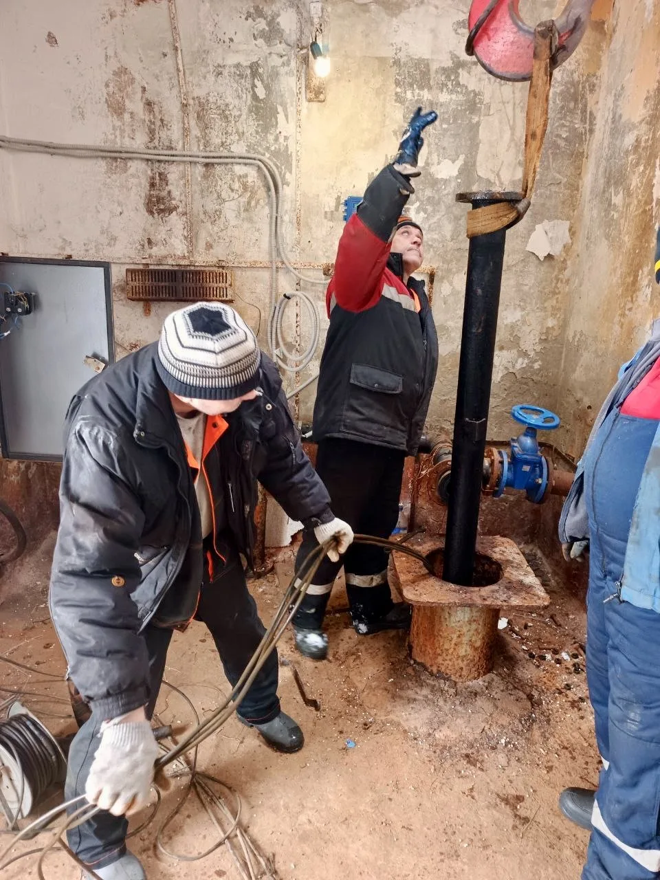 На ВЗУ «Лопатинский» в Воскресенске установили новый насосный агрегат ⚙️Специалисты Мособлводоканала