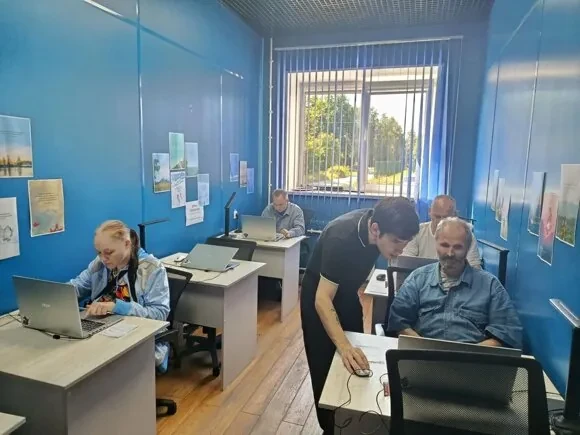 💻✨ Наши жители отправились на занятие по компьютерной грамотности! 🌟