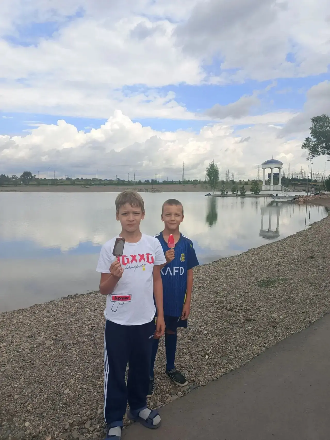 ☀️Братья Ваня и Саша Рябовы проводят лето у бабушки на Северном Маганаке. Здесь они по-...