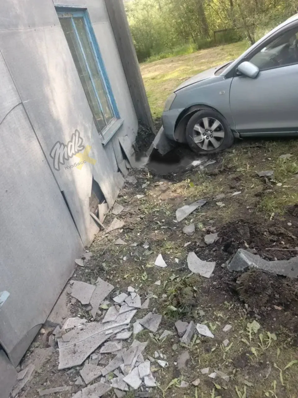 Новокузнецкий пацан 14 лет спёр ключи у родителей и влетел в жилой дом на «Тойоте»