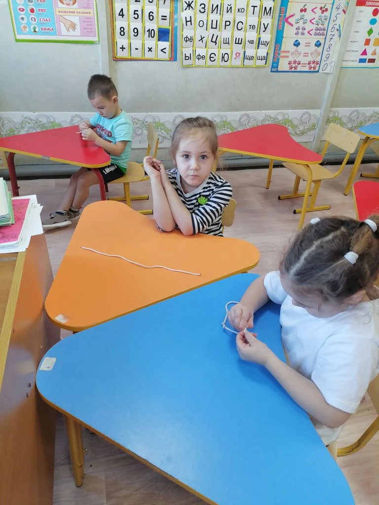 Добрый день уважаемые родители!!! продолжаем учить детей завязывать и развязывать узелк...
