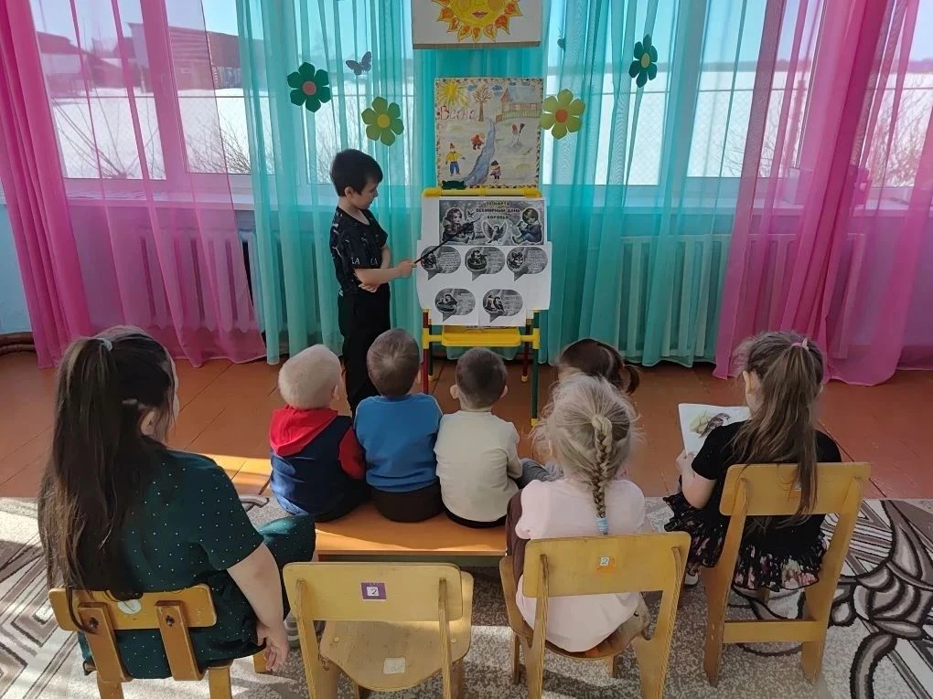 ⁣
С Днём птиц поздравим всех пернатых,
Построим домики для них,
Защиты просят и заботы —
Они — герои