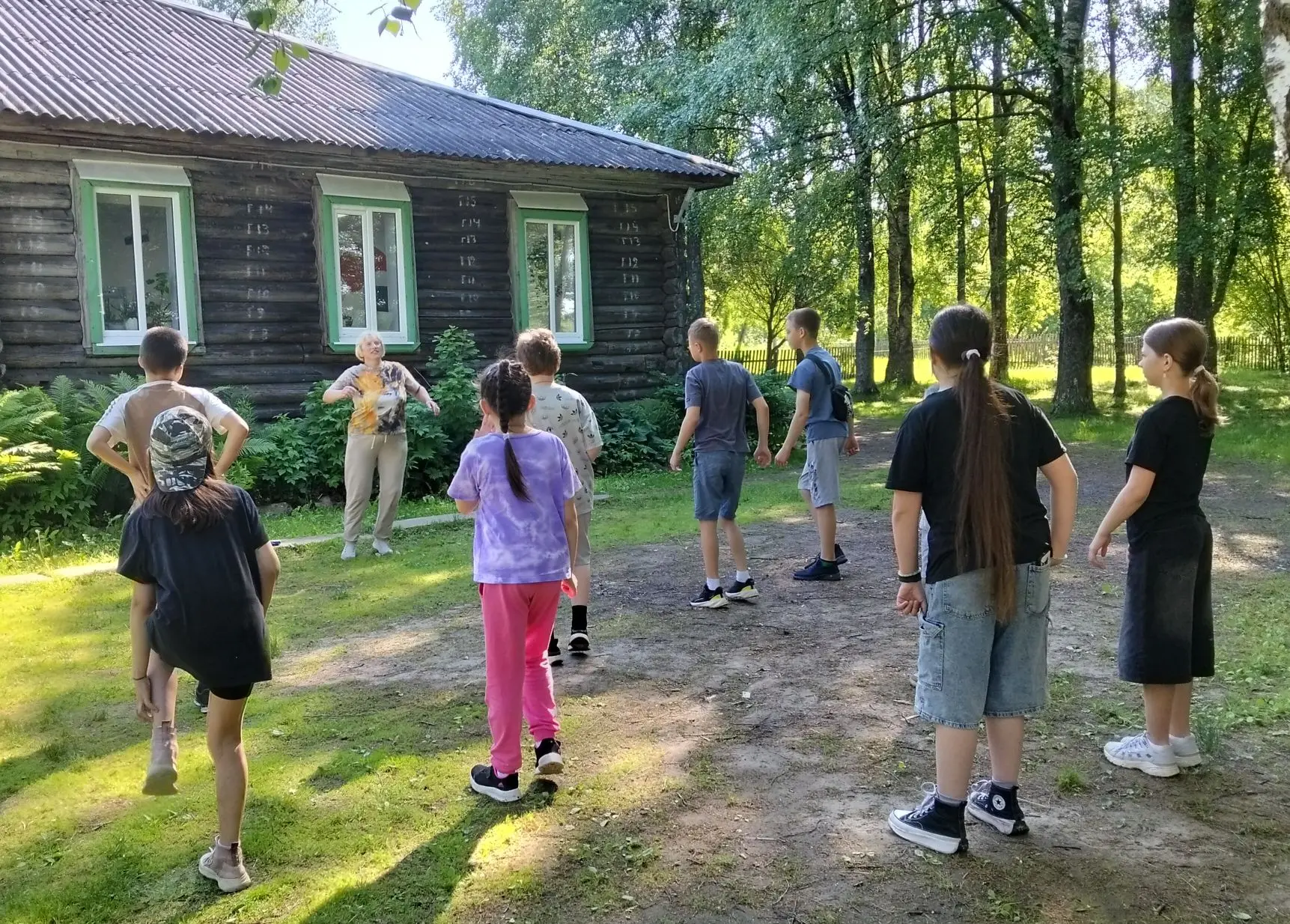 У ребят, посещающих школьный оздоровительный лагерь, продолжаются каникулы и весëлые по...