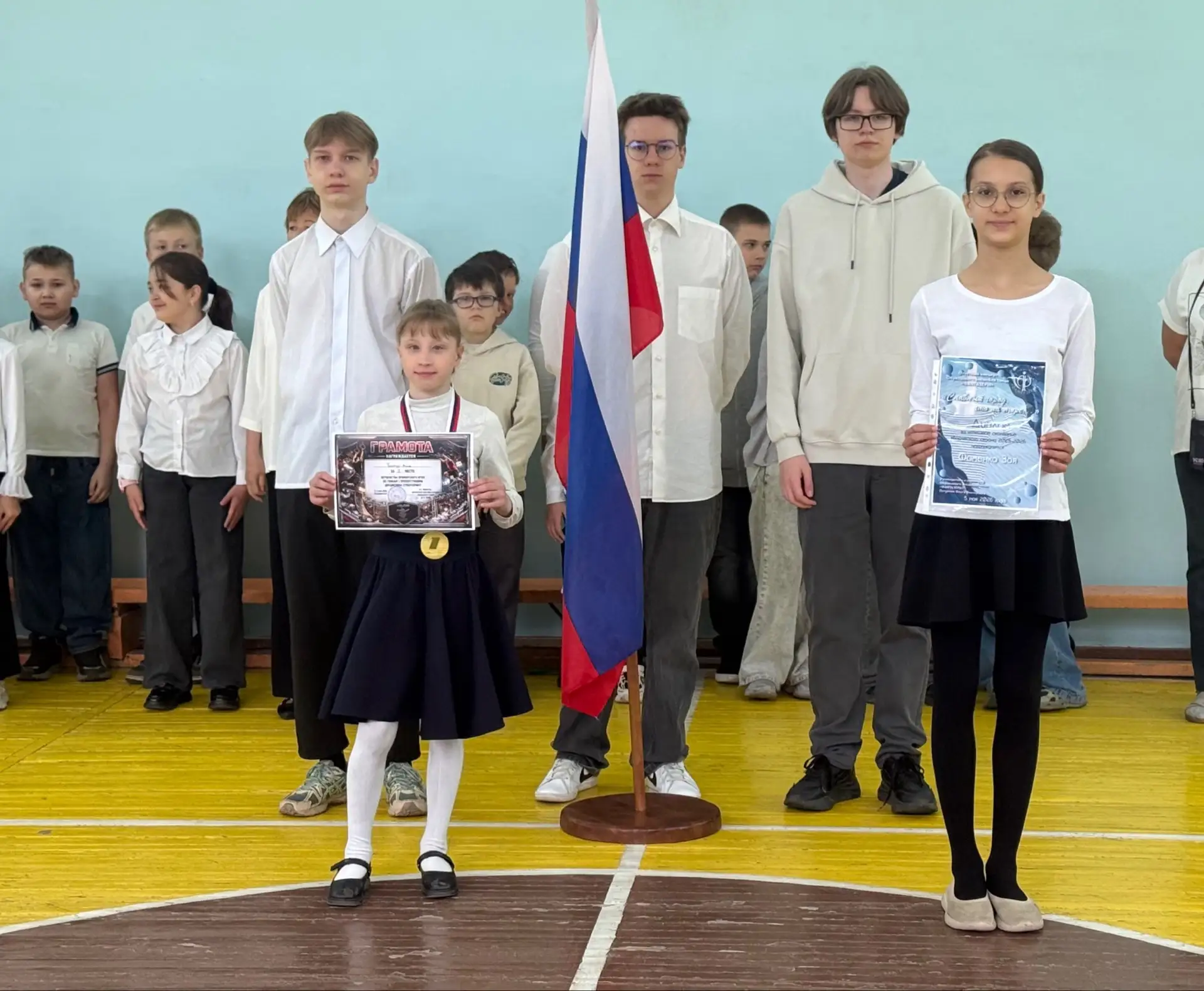 На сегодняшней еженедельной линейке были отмечены грамотами две замечательные ученицы: