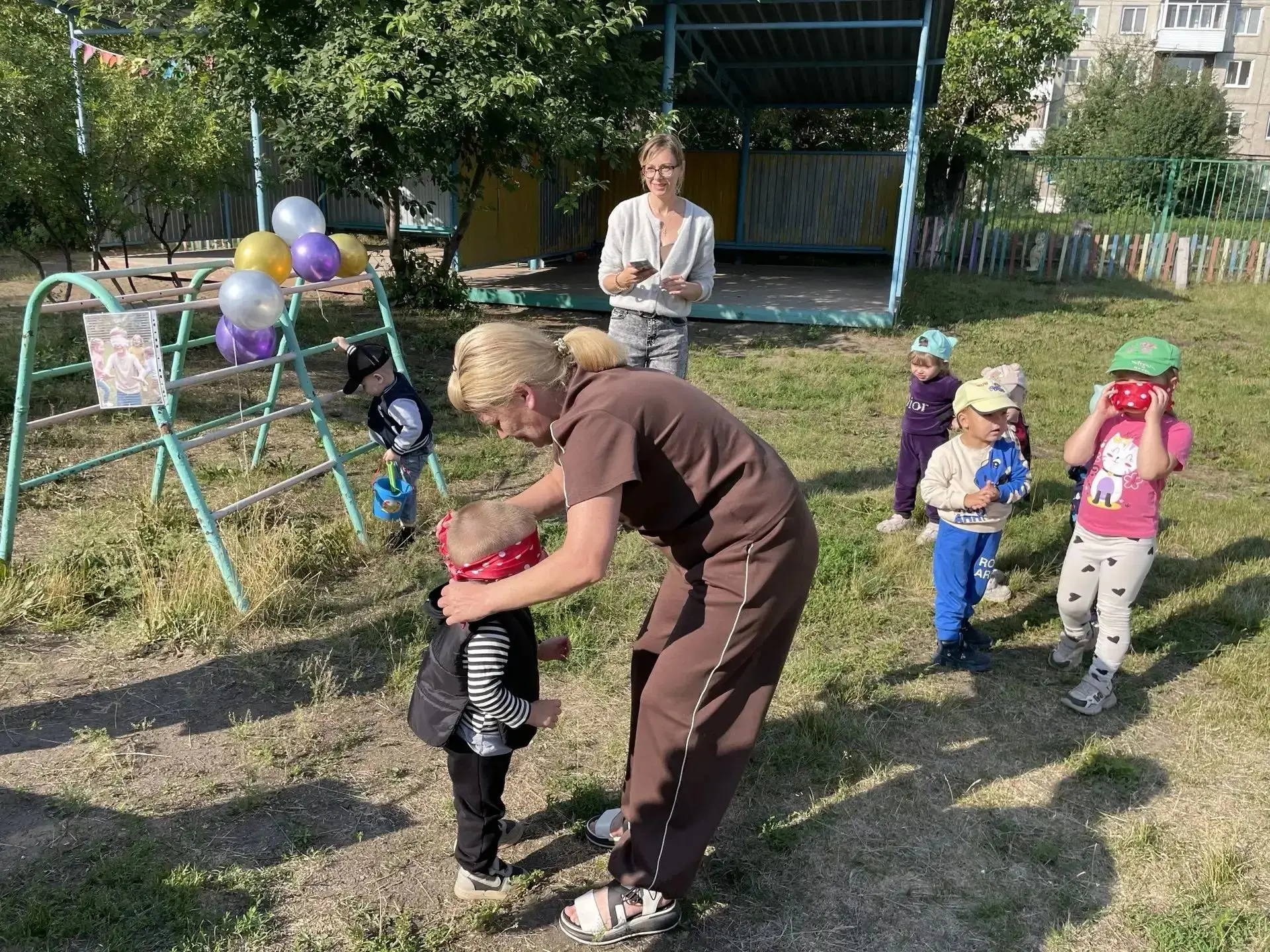 Группа "Сказка" организовала семейное мероприятие, посвящённое русской народной игре «Жмурки». К дет