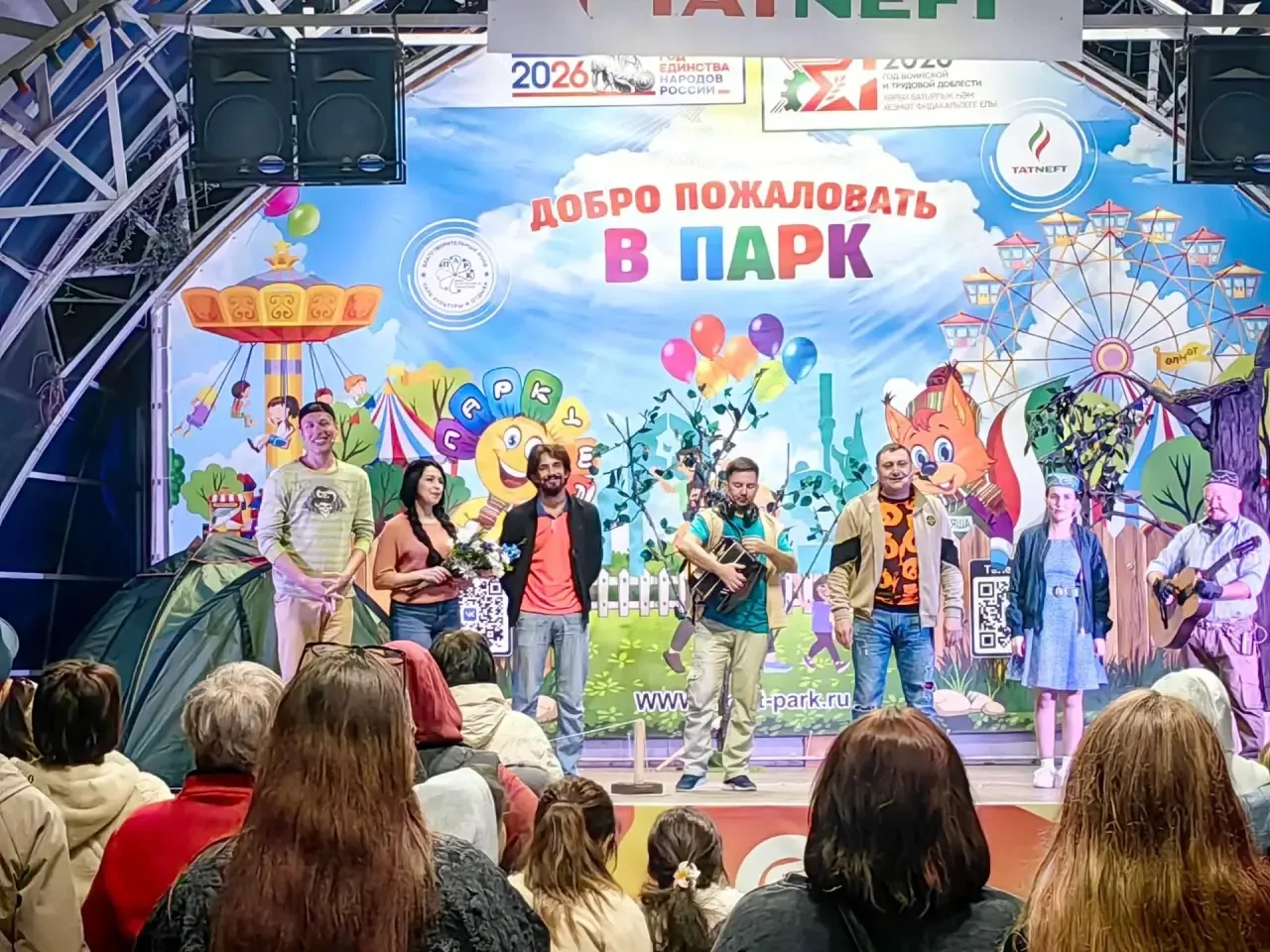 Бүген театрыбыз Әлмәт шәһәрендә “Кызлар кызык итәләр” спектаклен тәкъдим итте.