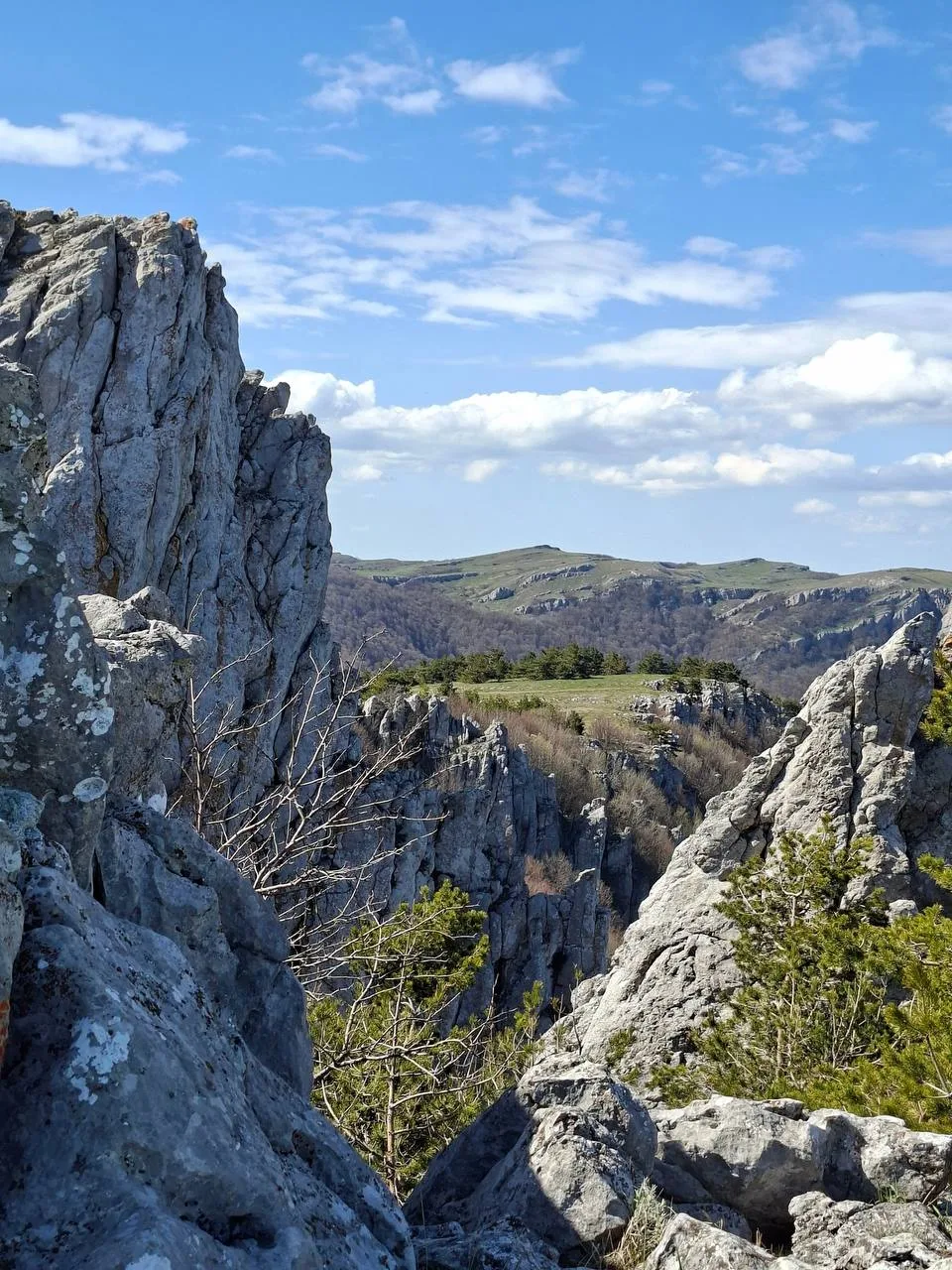 ⛰️ Перья Хапхала. Снизу село Генеральское и водопад Джур-Джур, а вдали - окрестности Судака. Добрать