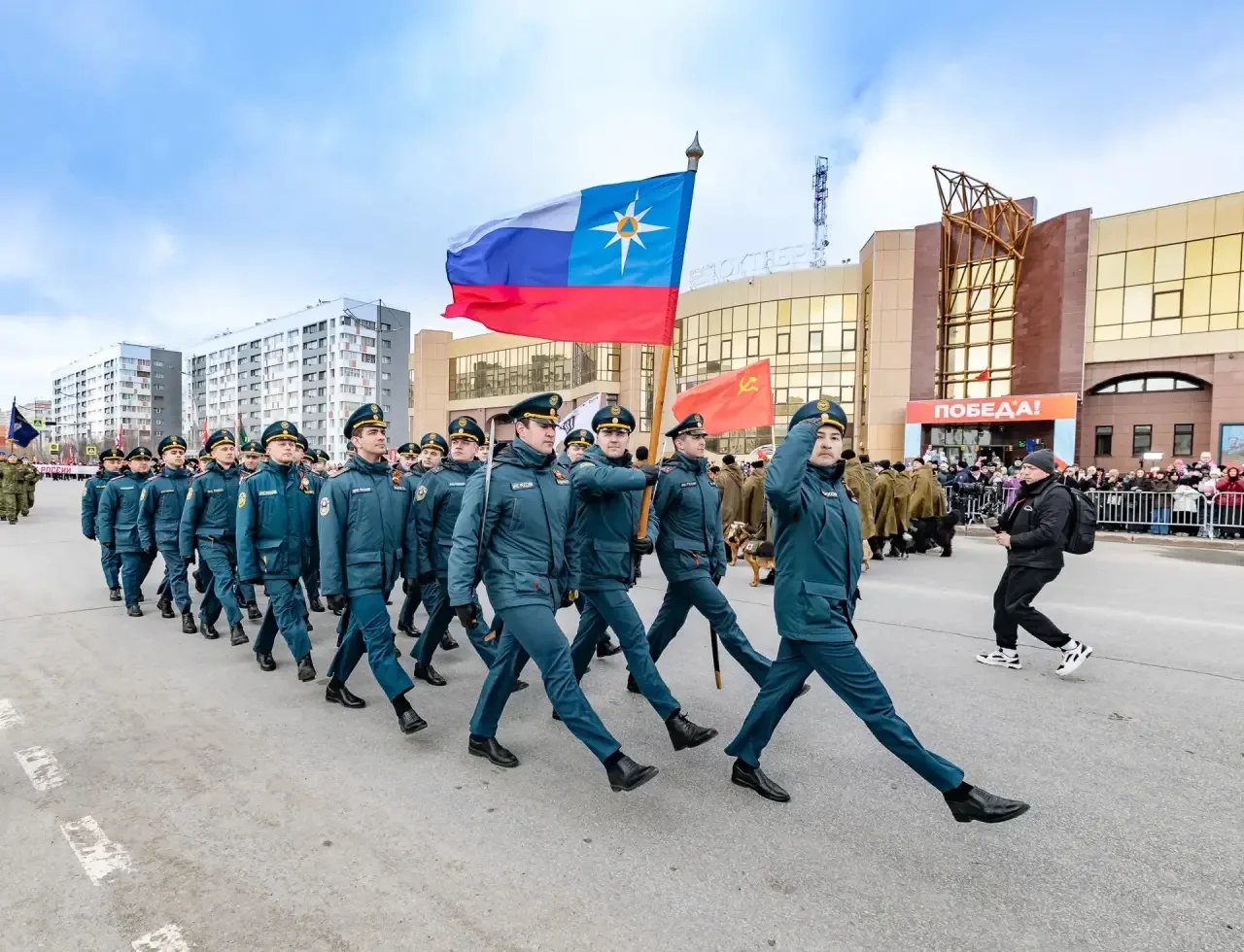 Сегодня в Новом Уренгое, как и по всей стране, проходит шествие Бессмертного полка. В руках — фотогр