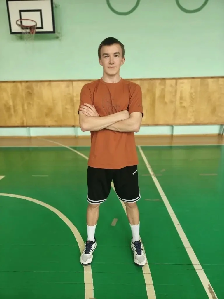 Новый рекорд в школе🏆 Ученик 9Б Матвей Кутергин пробежал челночный бег 3 по 10 метров за 6,7 секунд,