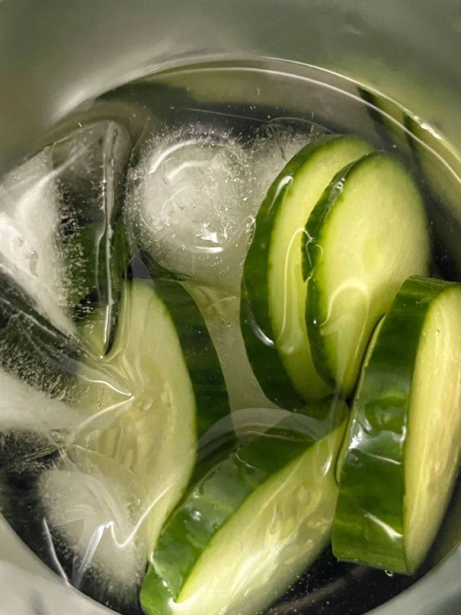 🥒 Рецепт сияющей кожи при помощи огурцовой маски  • Тонко нарежь огурцы и положи себе на лицо.  • Де
