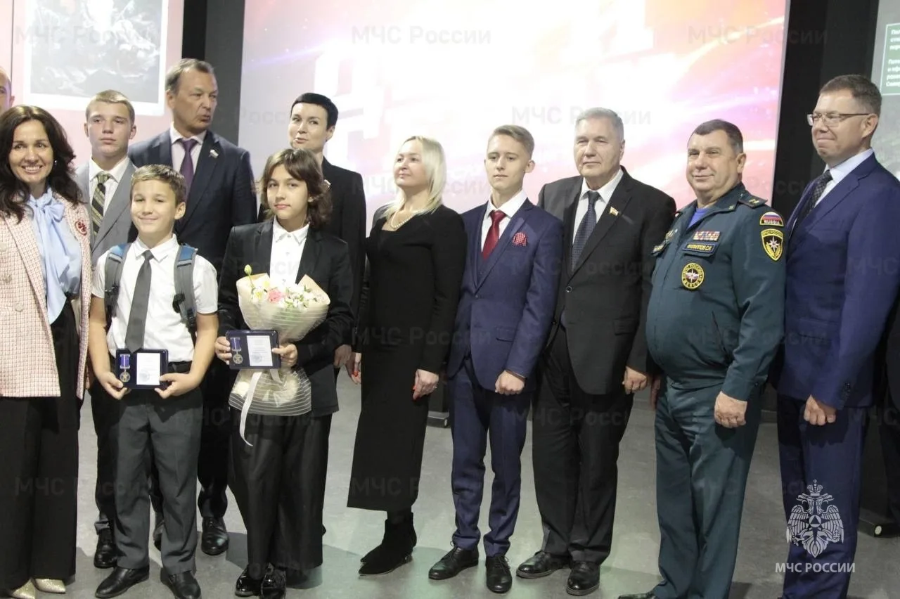 👨‍🚒Потушили сами - теперь учат других   Ученики школы №15 Батайска, брат и сестра Александра и Прохо