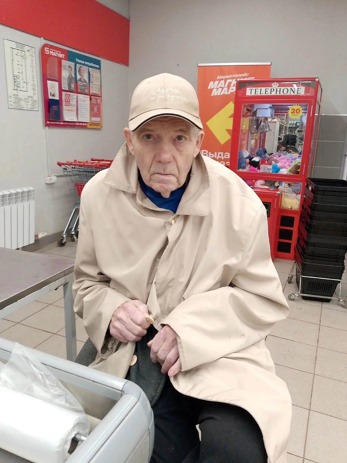 ❗️Пришёл дедушка, сказал что он потерялся. Сидит в магазине, на Лукоянова 12. Помогите ...