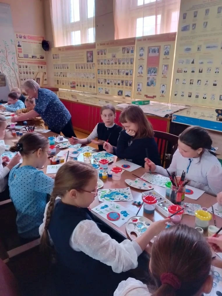 🎨 Узнали секрет кармакской росписи!  Ученики 3 «Г» класса побывали на мастер‑классе в музее — Лариса