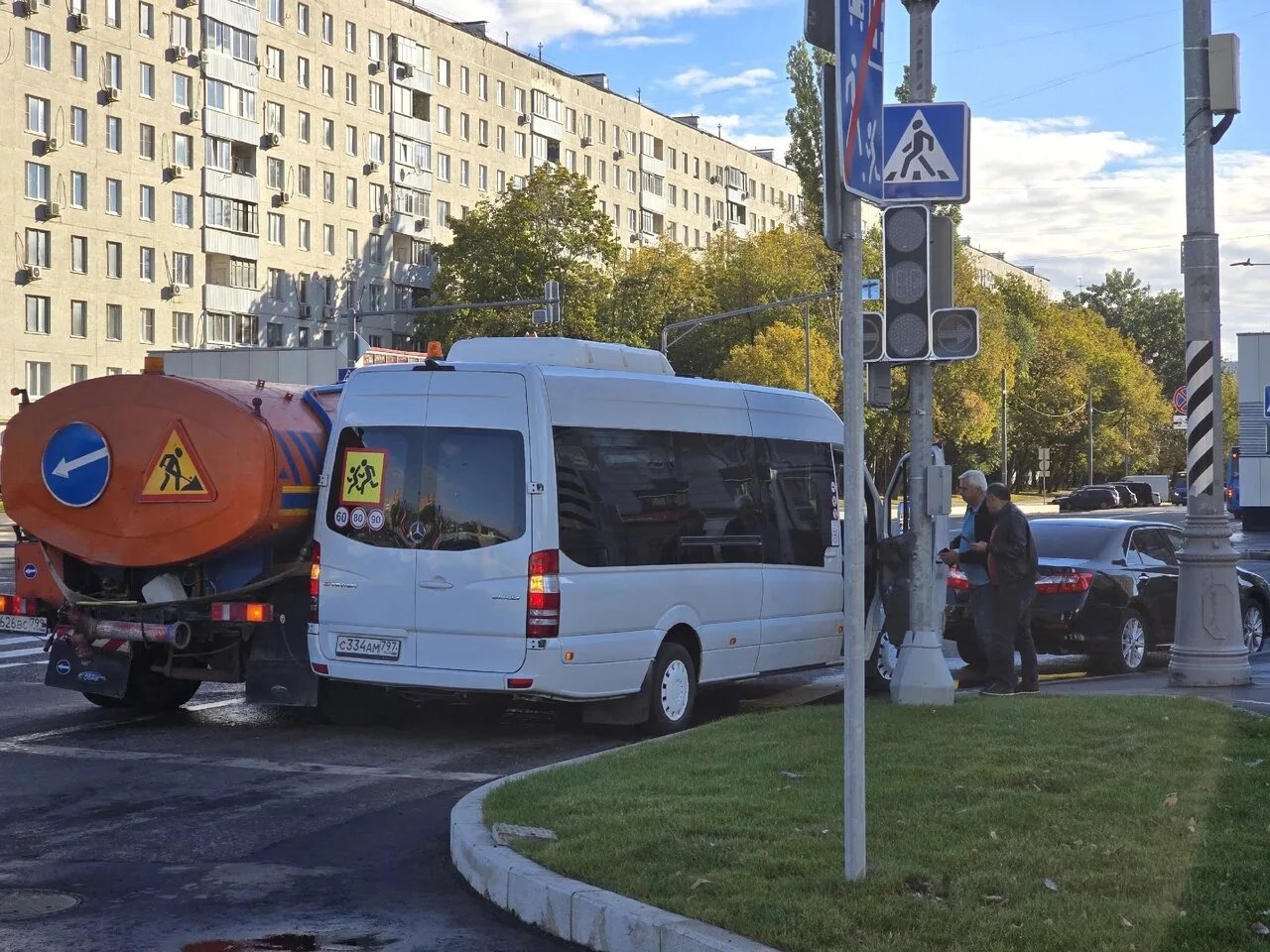 Жители сообщают о ДТП, которое утром случилось на перекрёстке с Демьяна Бедного.