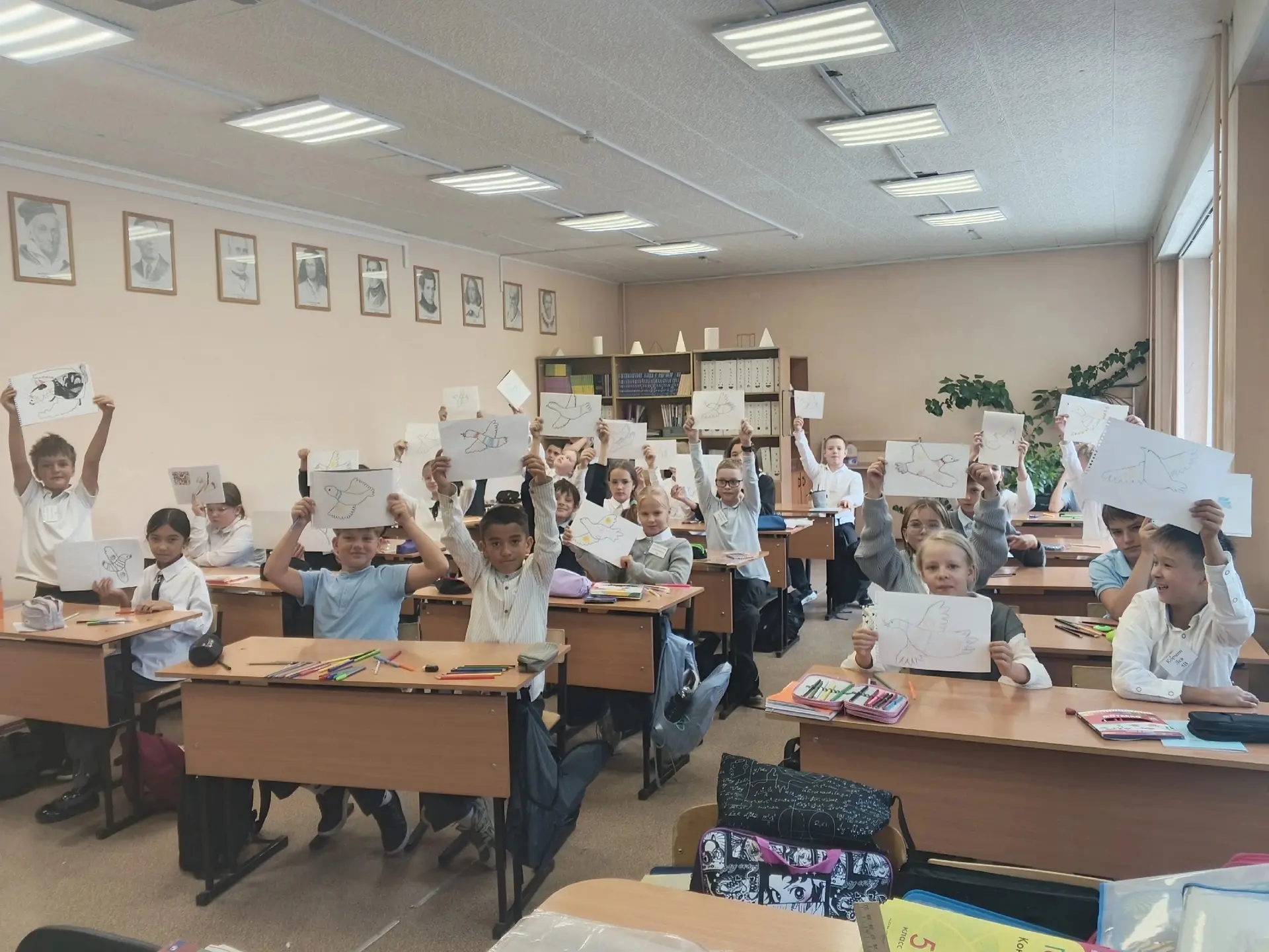 🕊️Мастер-класс «Голубь мира»: ребята 5В класса нарисовали символ надежды ко Дню солида...