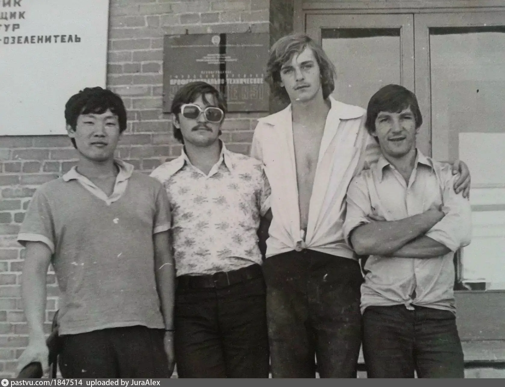 У входа в ПТУ-51. 1977 год.
Источник:

Источник: https://vk.ru/wall-23904_394537