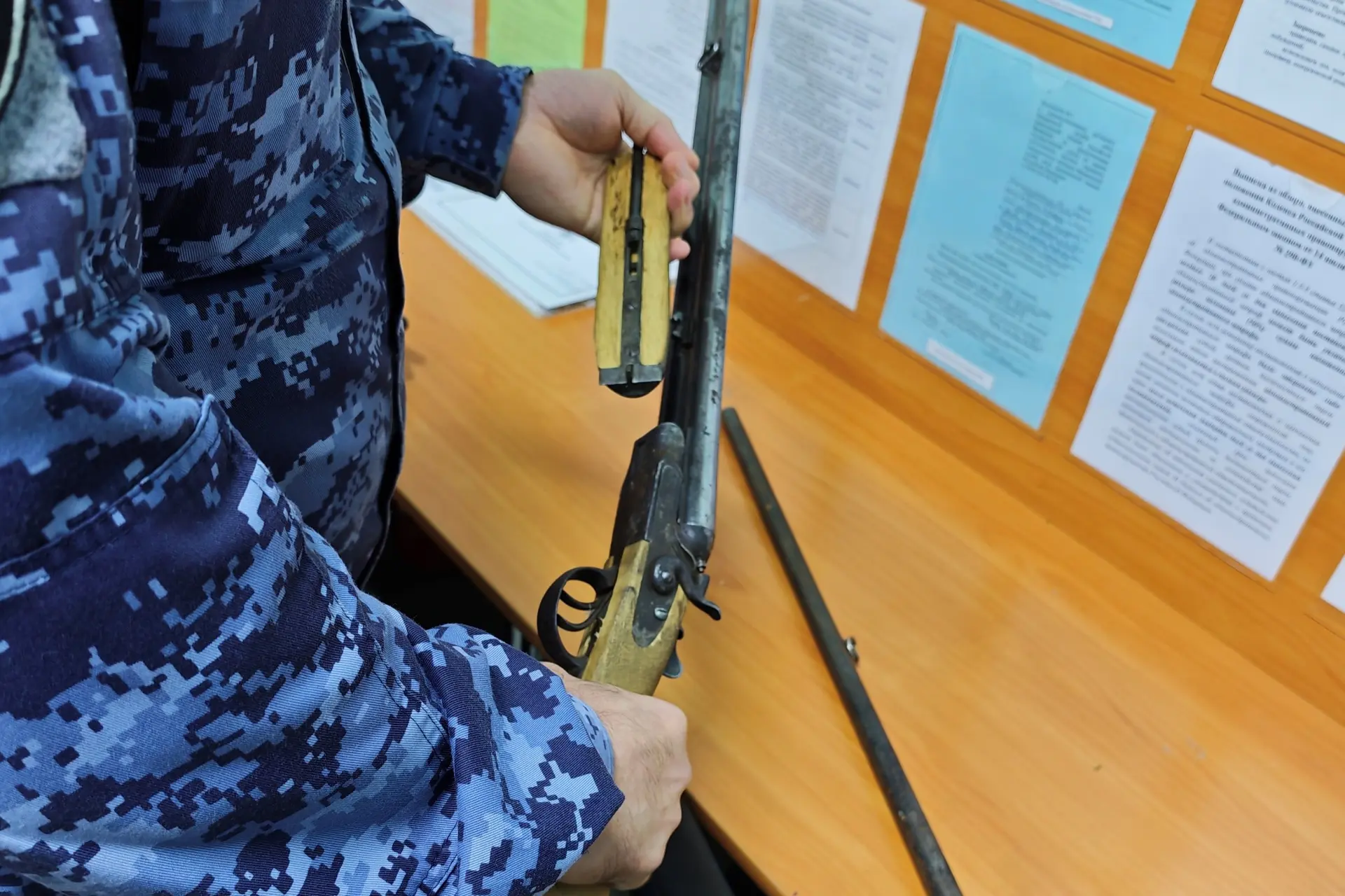 Житель Удорского района, разбирая старый отцовский дом, нашел оружие и боеприпасы