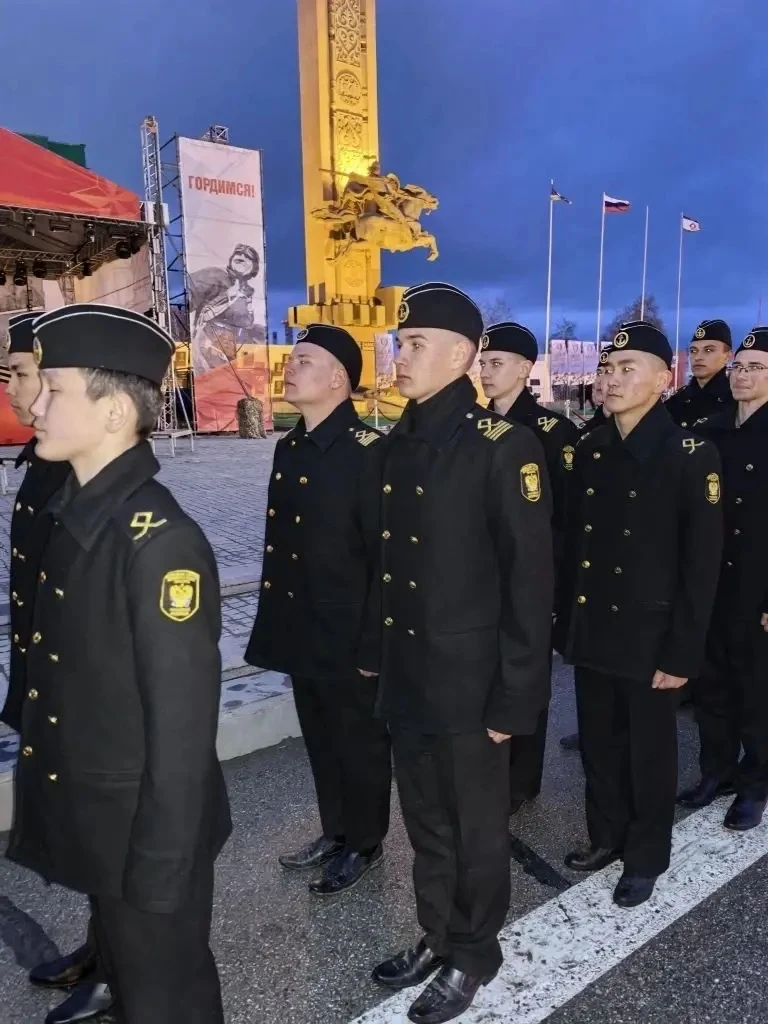 СОГРЕЕТ СЕРДЦЕ ПАМЯТИ СВЕЧА...  ...Ты помолчи, Ты просто помолчи, Свеча горит и никогда не гаснет. К