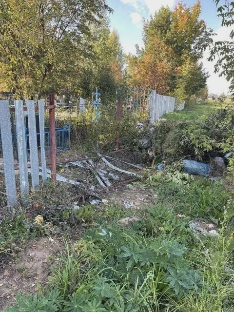 🗑️ Читательница просит убрать ограждения у входа на кладбище