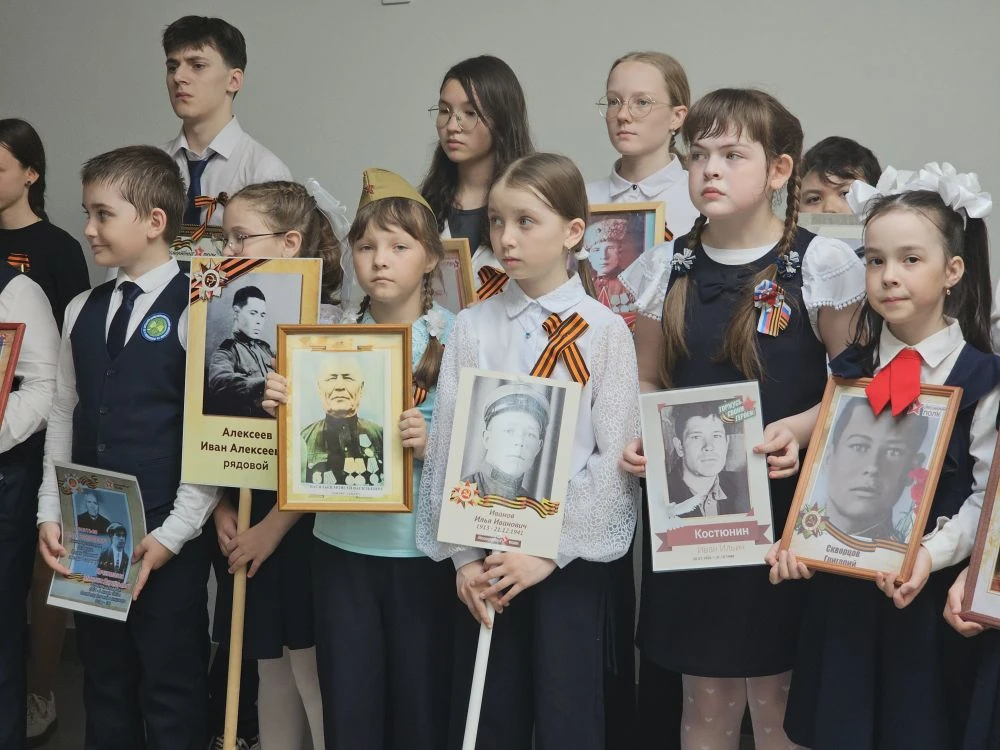 Сегодня МБОУ «СОШ №56» г.Чебоксары встала в ряд "Бессмертного полка" с портретами родственников - уч