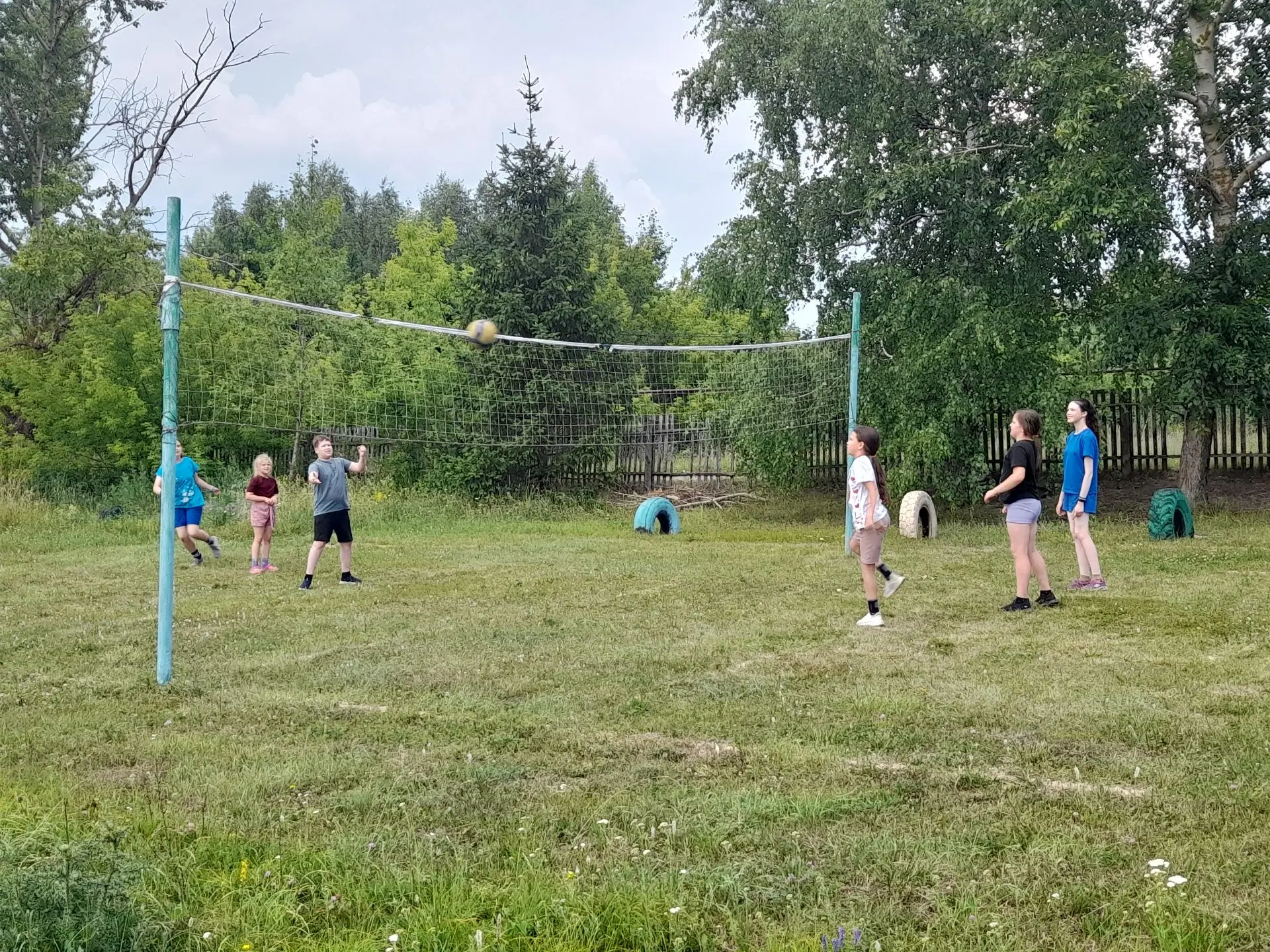 📌Игра по волейболу на школьной спортивной  площадке — успешно состоялась!
Ребята отлично провели вр