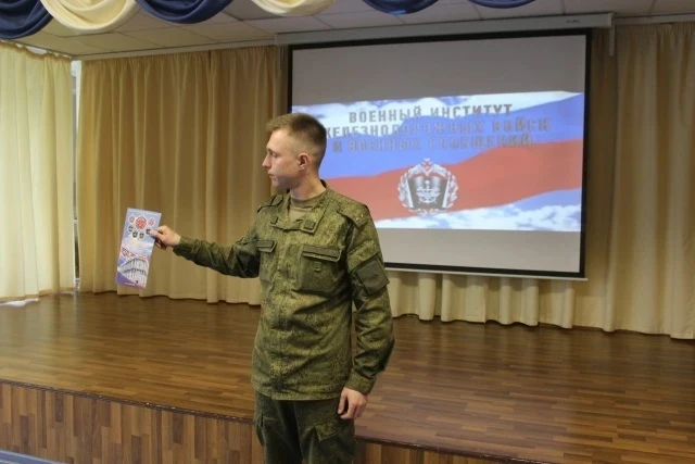 Сегодня обучающиеся 8–11 классов встретились с лейтенантом Песковым Андреем Алексеевичем.