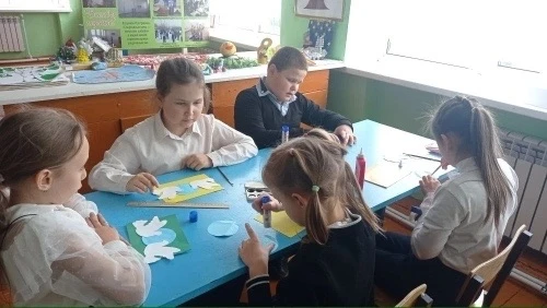 В библиотеке  МОУ "СОШ с.Демьяс"  прошёл мастер-класс «Встречаем Первомай» для учащихся...