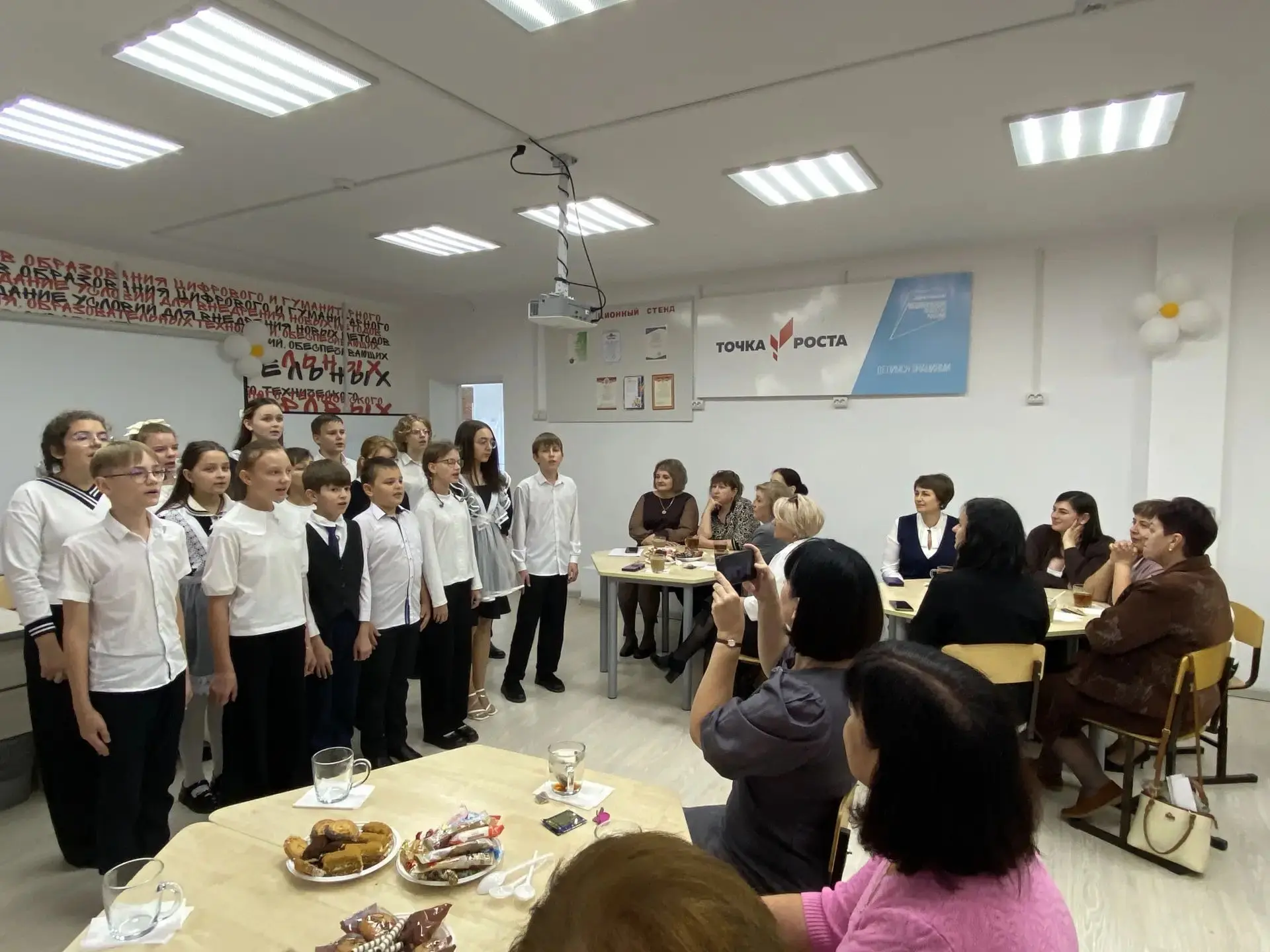 🎶 Концерт ко Дню учителя: праздник, наполненный теплом и благодарностью! 🎶