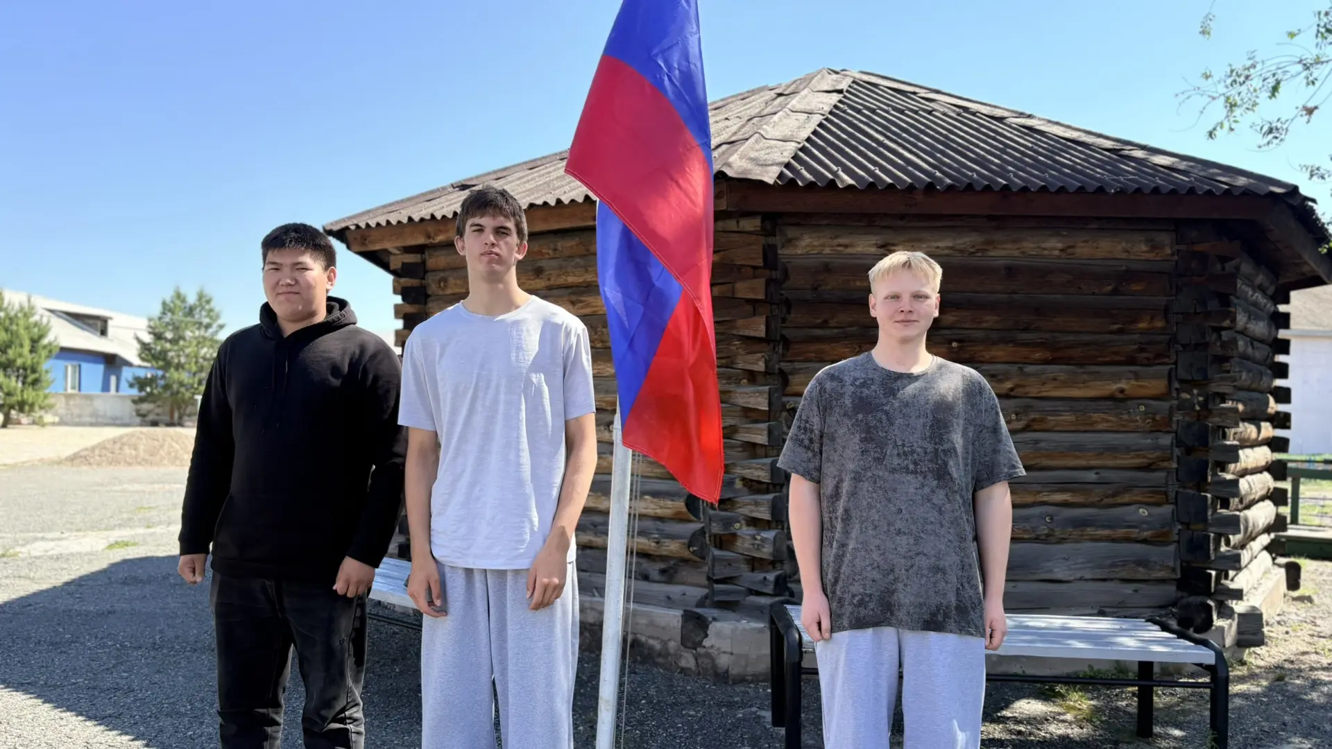 Сегодня традиционно состоялась церемония спуска флага Российской Федерации🇷🇺
 
Право спустить флаг