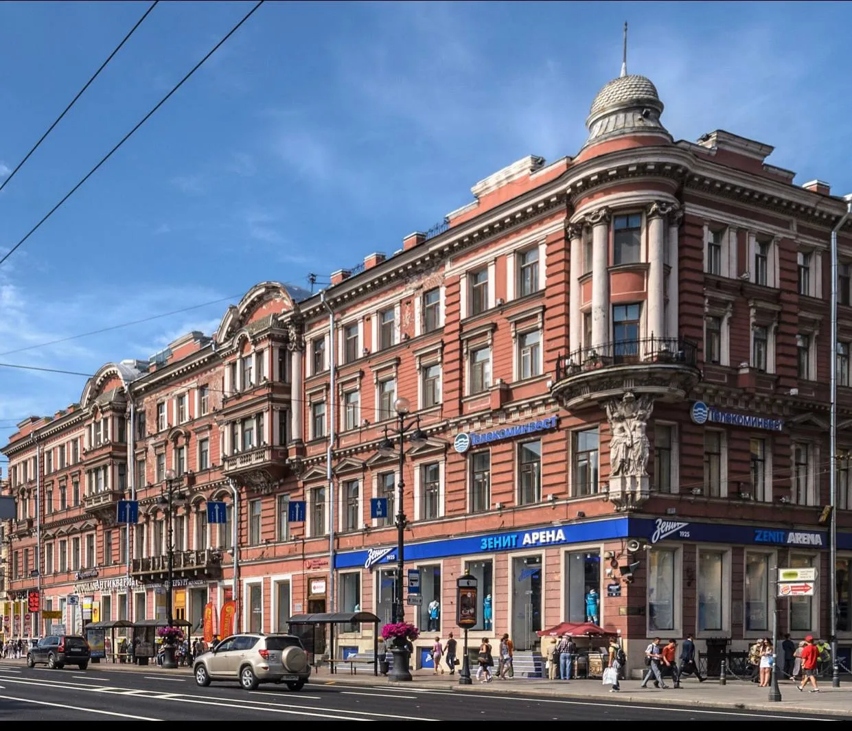 Вчера состоялся показ спектакля «Ленинградочка», про который мы столько вам рассказывали. 

Косметол