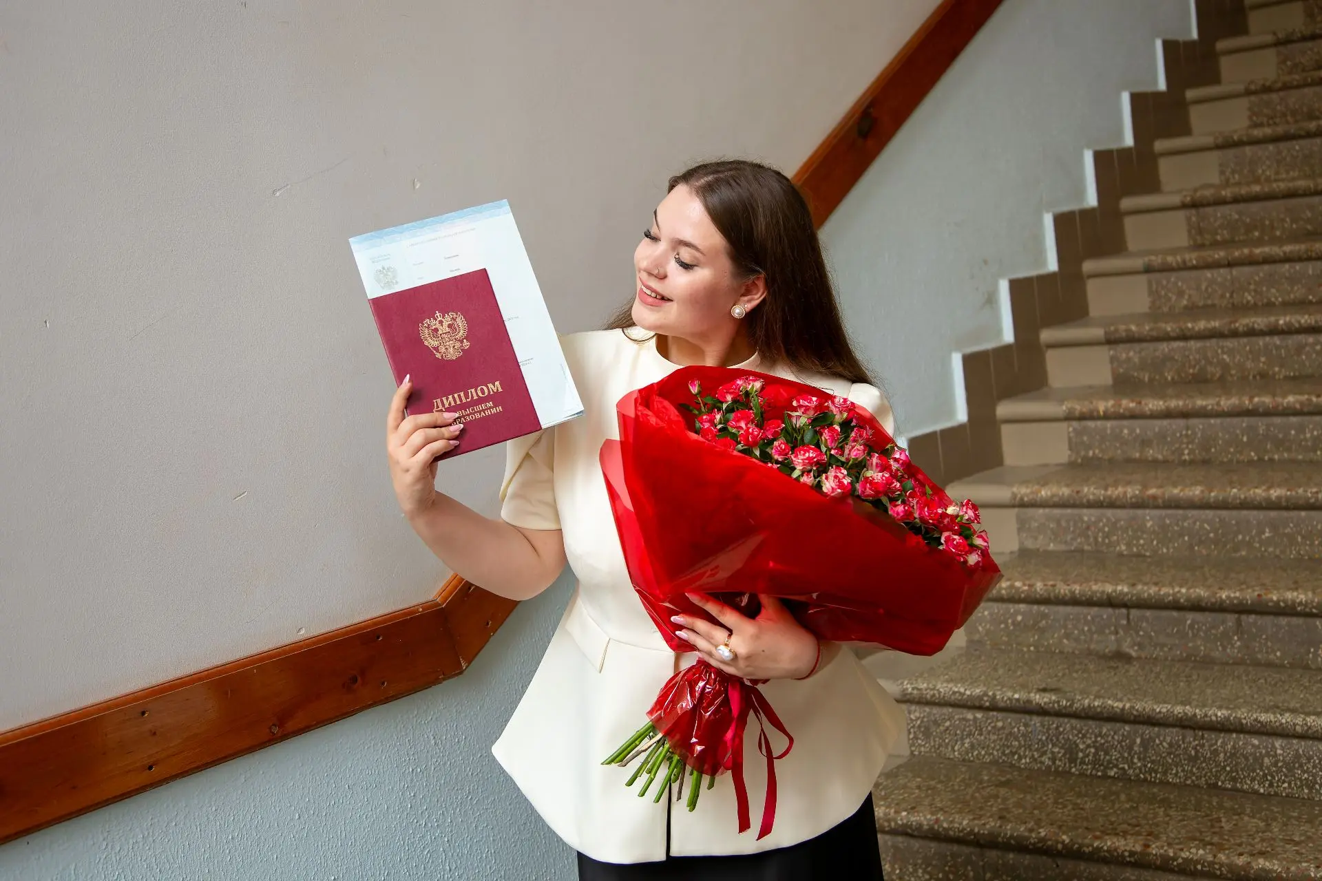 Больше фото с церемонии вручения дипломов выпускникам факультета истории, политических наук и культу