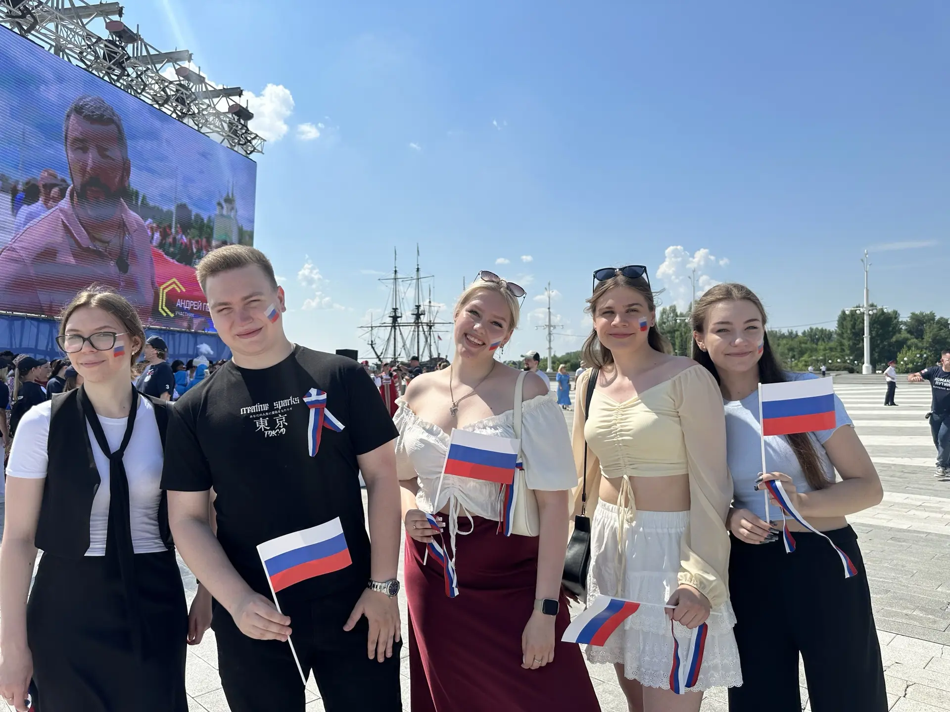 Празднование на Адмиралтейской площади 🇷🇺

Всего на локации собралось более 200 человек. География