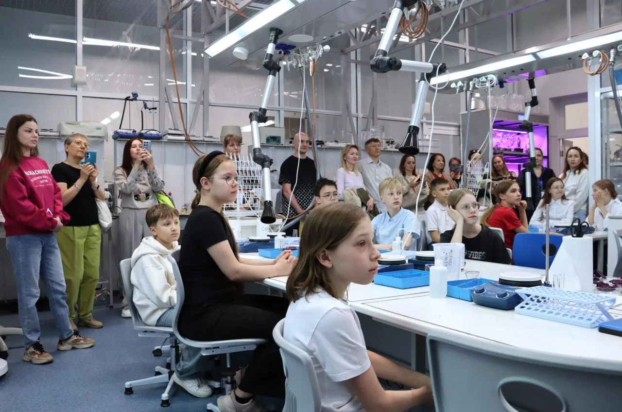 НАУКА НАГЛЯДНО 🔎 
 
🏫 В «Курчатов Центре» прошло открытое ознакомительное занятие по естественным 