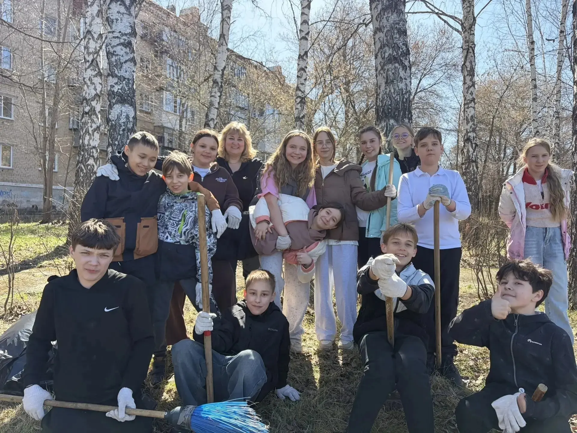🌿 Субботник объединил поколения!