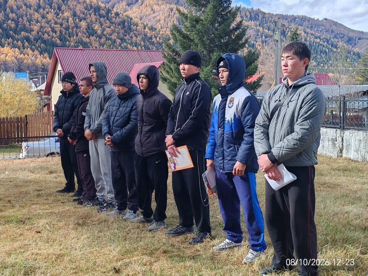Сегодня в Усть-Кане торжественно проводили призывников, которые отправляются нести сроч...