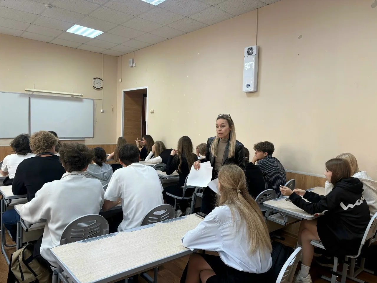 В 11 В классе состоялась встреча с Анной Евгеньевной Боровиковой - председателем коллег...