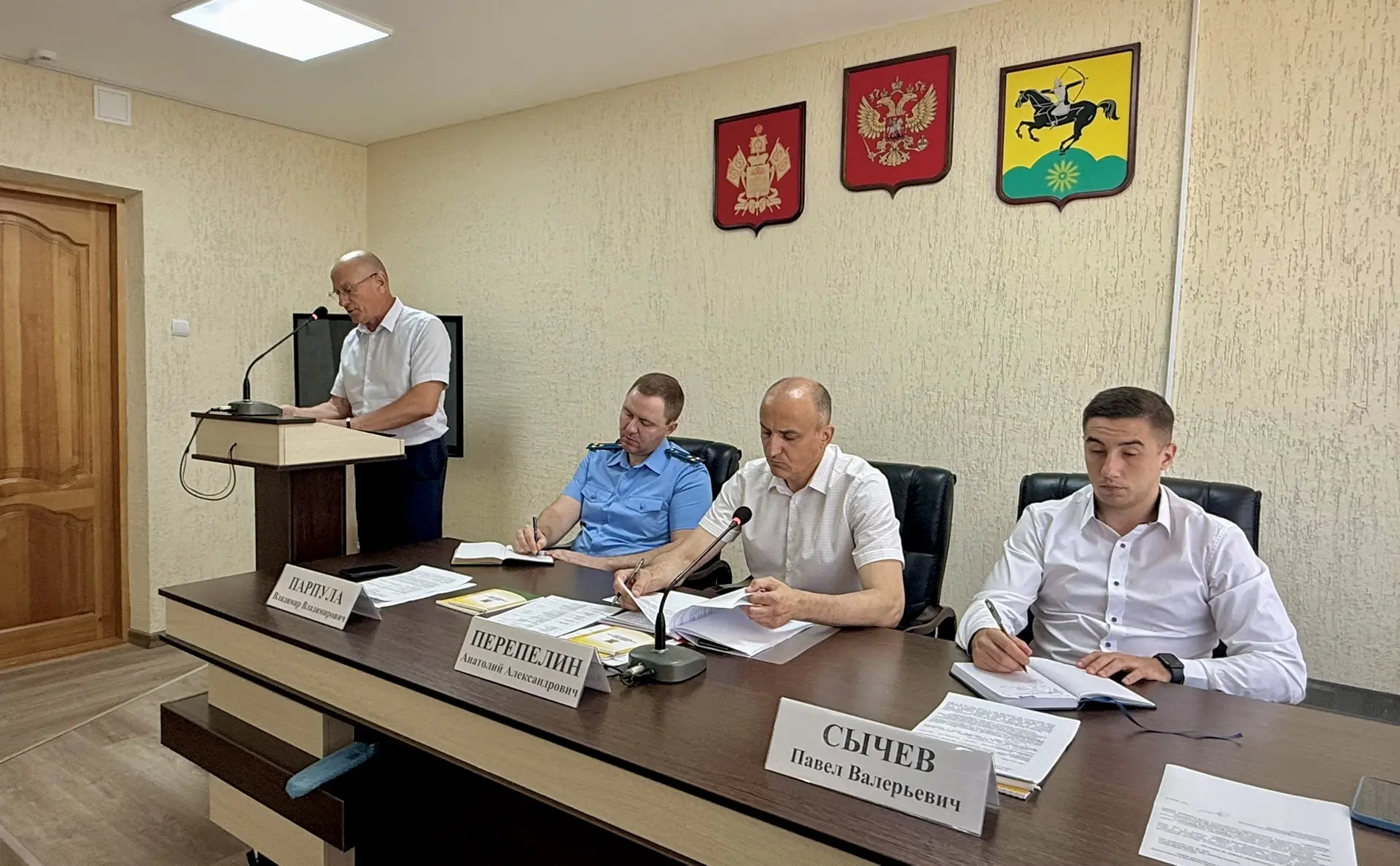На районном уровне провел совместные заседания антитеррористической комиссии и оперативной группы. 

