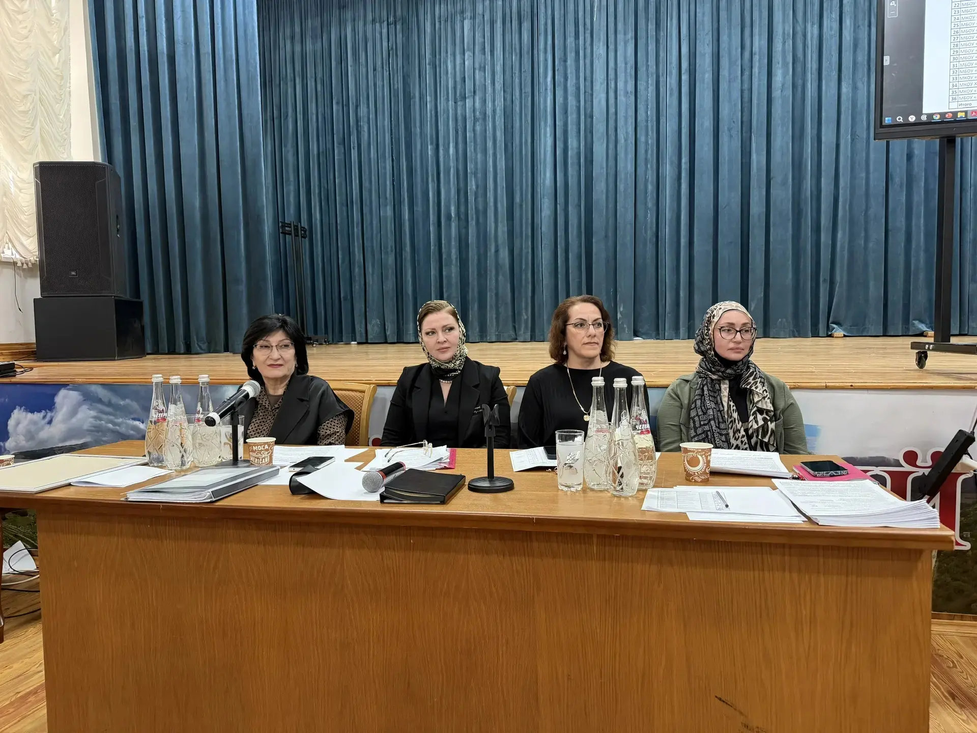 Вчера  в актовом зале Администрации Буйнакского района прошел семинар-совещание Управления образован