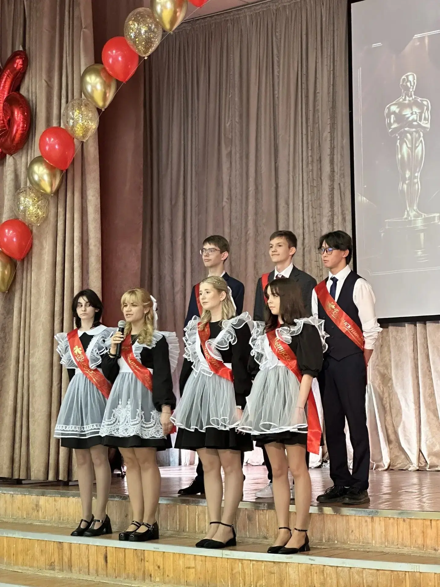 🌟 Последний звонок прозвенел для вас, дорогие выпускники! 🎓✨  Школа прощается с вами, но впереди цел