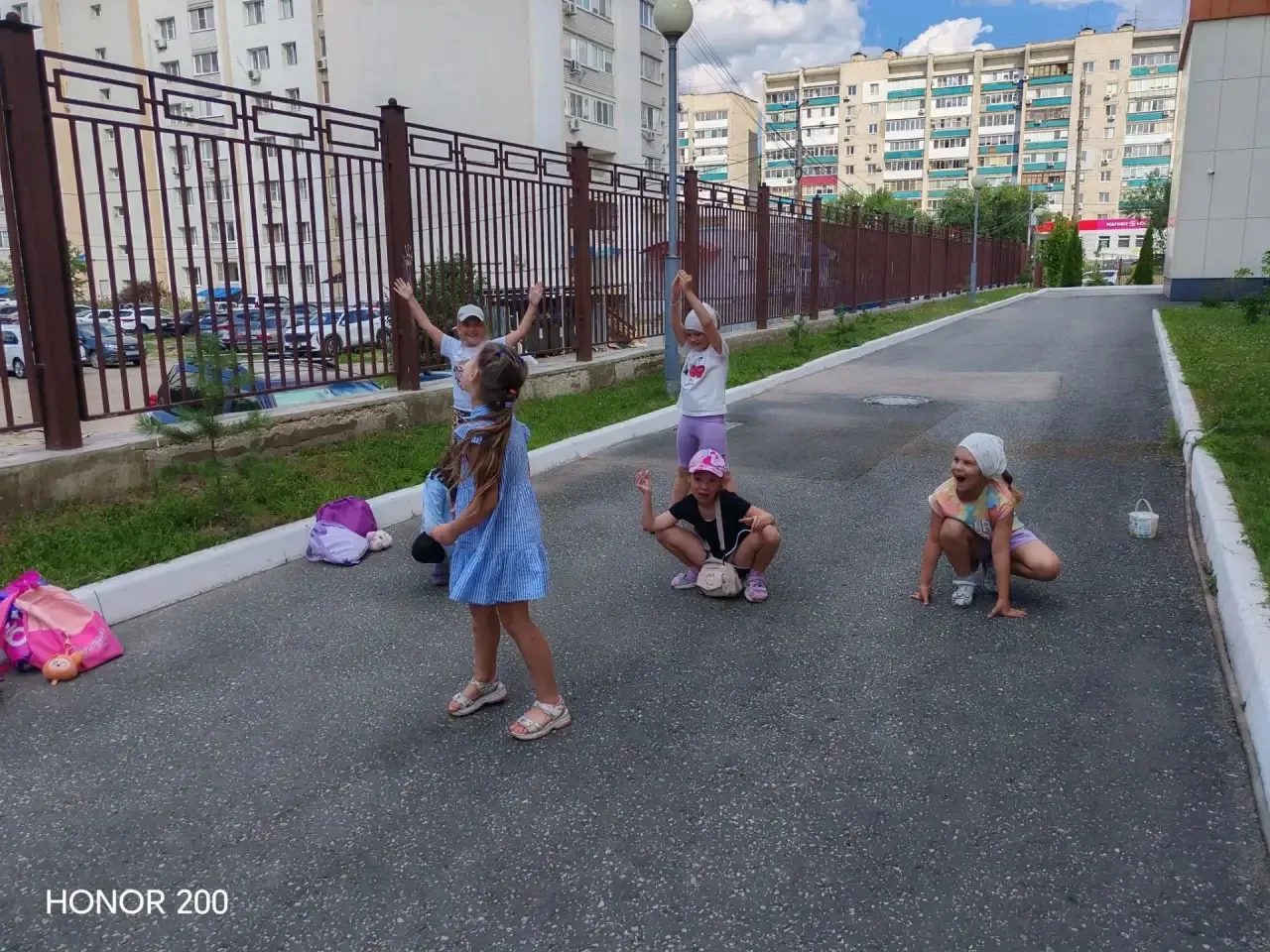Сегодня в школе прошёл насыщенный и весёлый день. ☀️📸

Ученики отлично провели время на прогулке, и