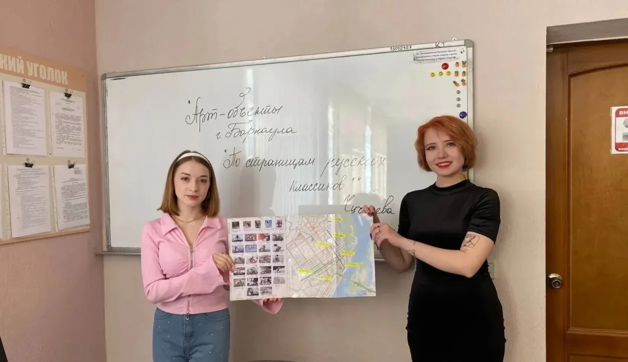 ⚡ Заседание арт‑клуба: от виртуальных экскурсий к хендмейд‑шедеврам.  Участники арт‑клуба под руково