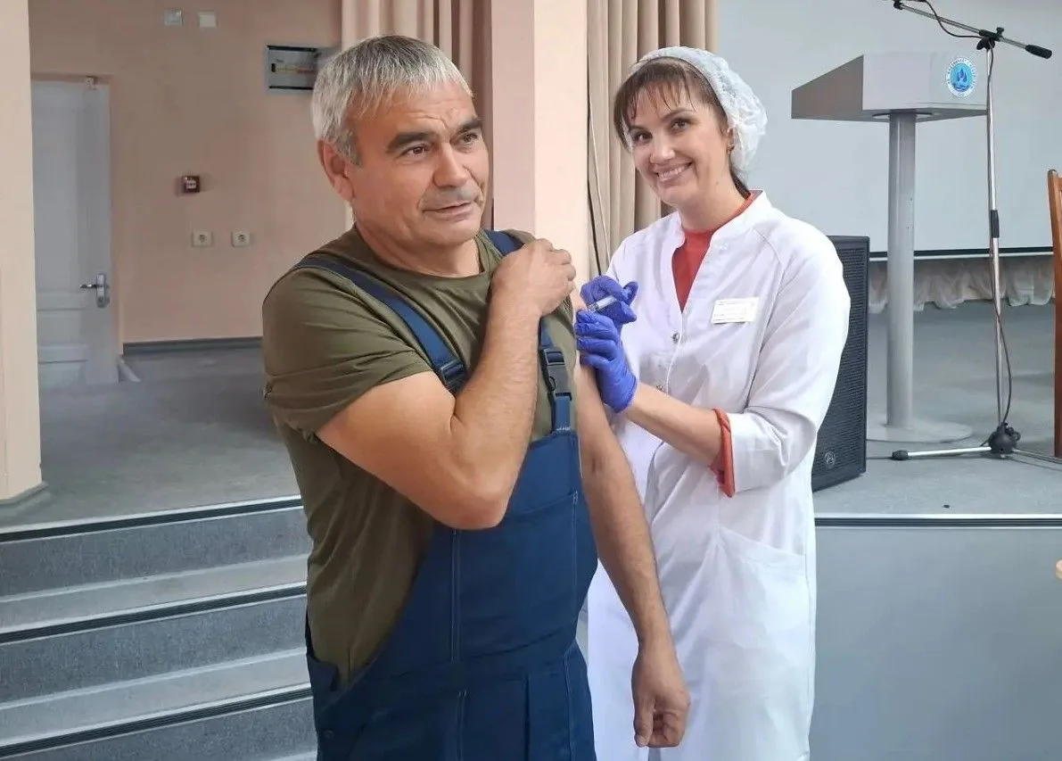 💉Команда Центральной городской больницы провела выездную вакцинацию на предприятии
