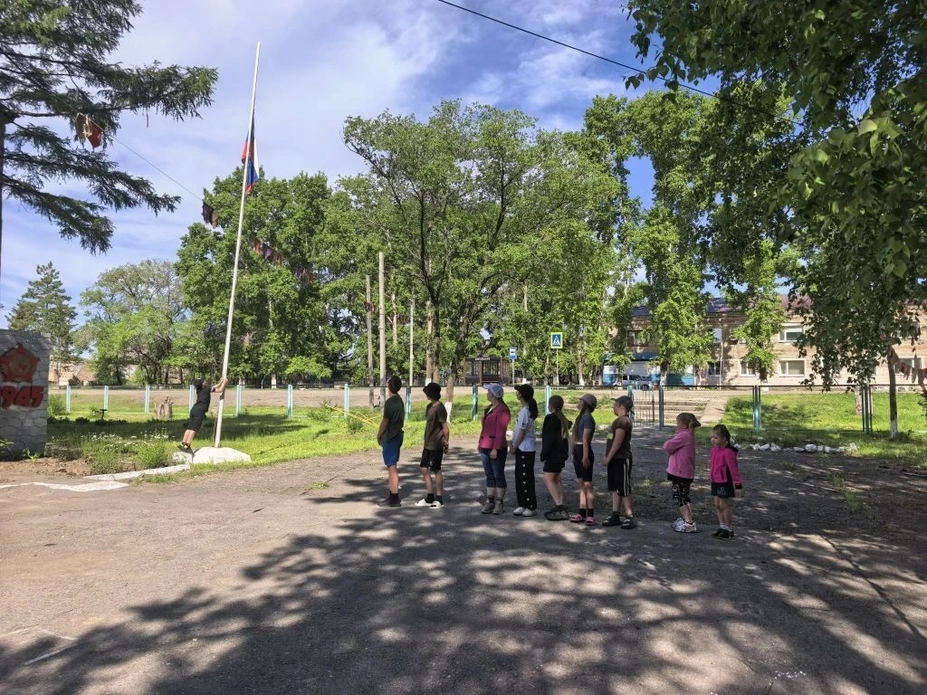 🚀 У нас в пришкольном лагере — космос, творчество и забота о здоровье! 🚀

День выдался невероятно 