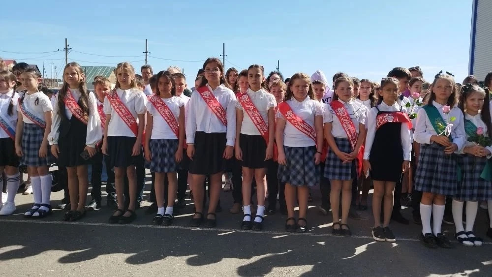 Вот и прозвенел последний звонок для выпускников 9 и 11 классов! 🎓🕊 
 
Сегодня, 26 мая, в нашей шк